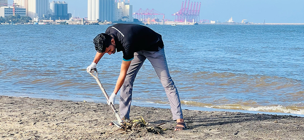 swivel foundation volunteer cleaning the beach